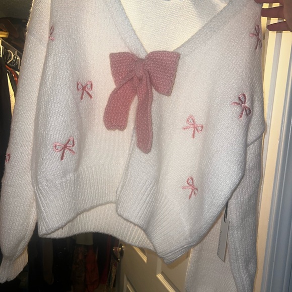 White and Pink Bow Sweater🎀 - Picture 3 of 3